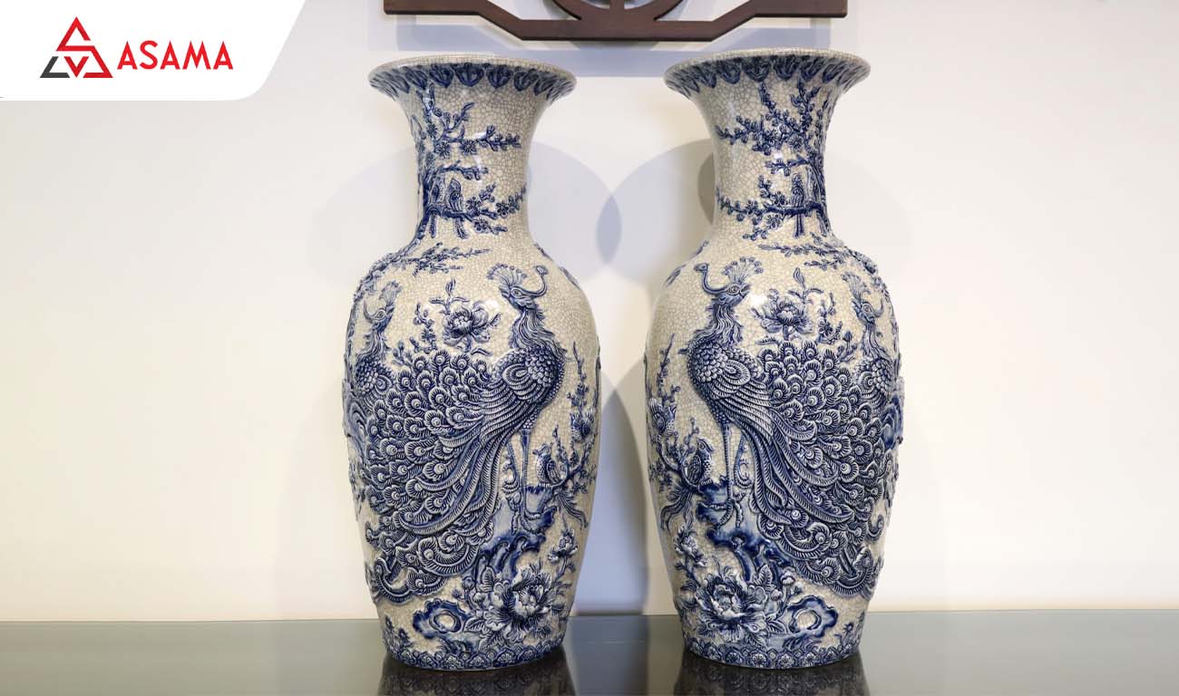 Lọ hoa men rạn cổ đường nét tinh xảo