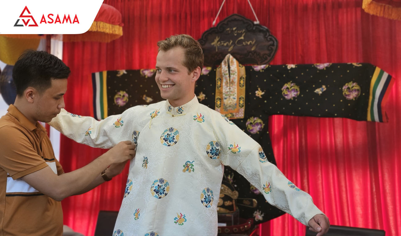 Mua quà tặng khách nước ngoài với áo dài truyền thống