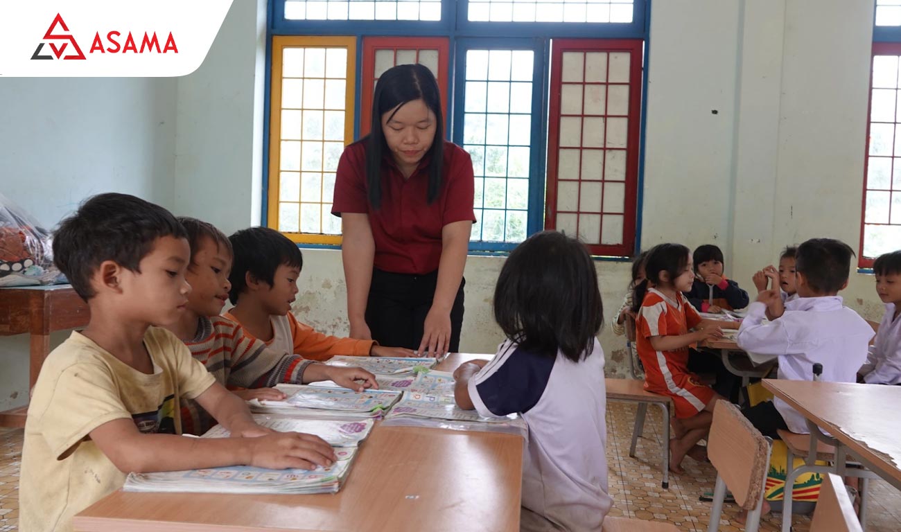 Cô giáo cùng các em nhỏ ôn bài trên lớp