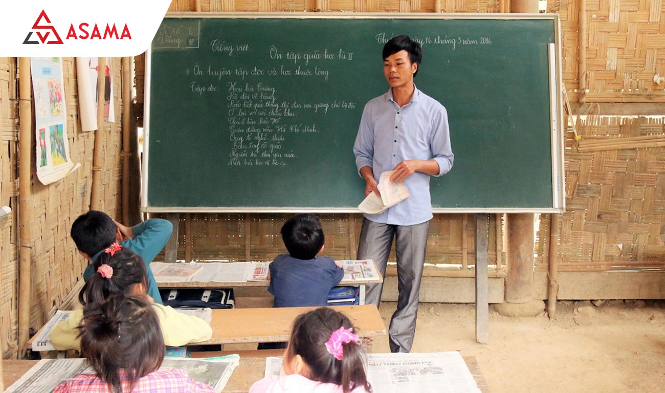 Hình ảnh thầy cô giáo xưa trong bối cảnh lớp học cũ