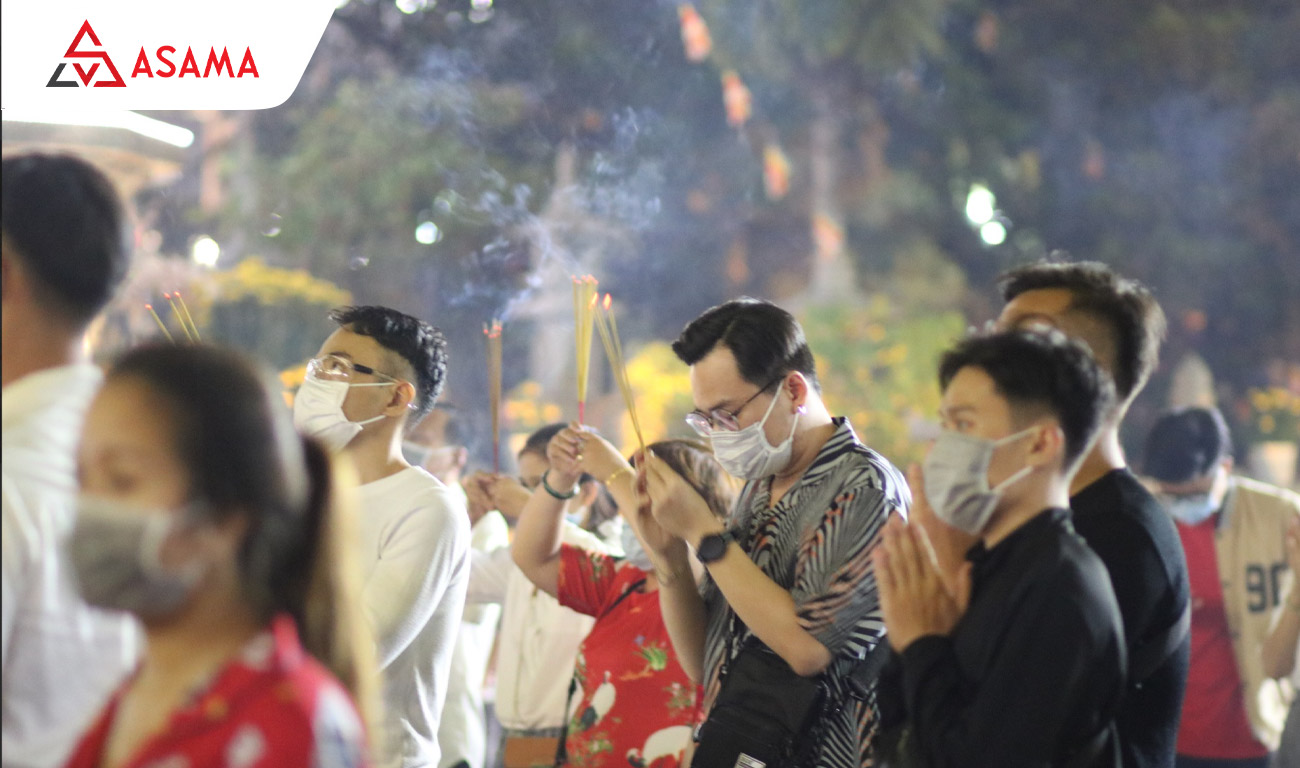 Đi chùa đêm giao thừa