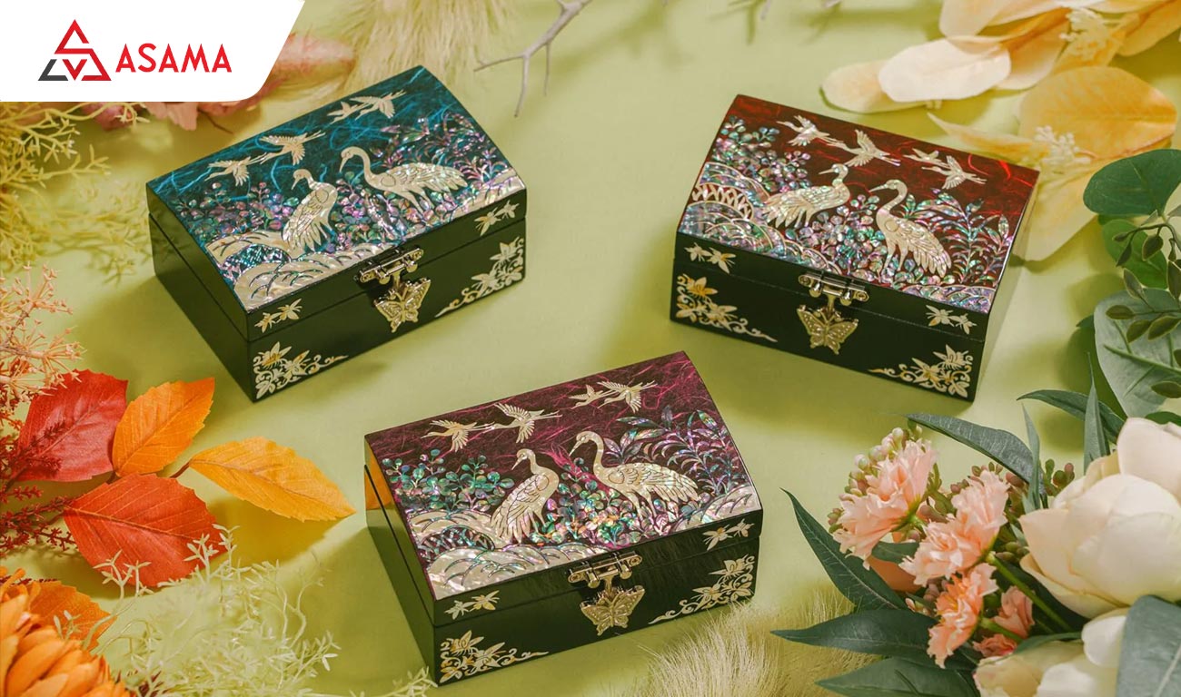 Khay đựng mứt Tết sơn mài cốt tre vẽ hoa Sen vàng