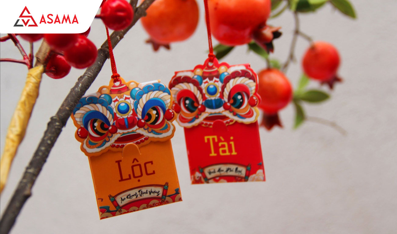 Bốc lì xì được treo ngẫu nhiên trên cành cây mai ngày Tết