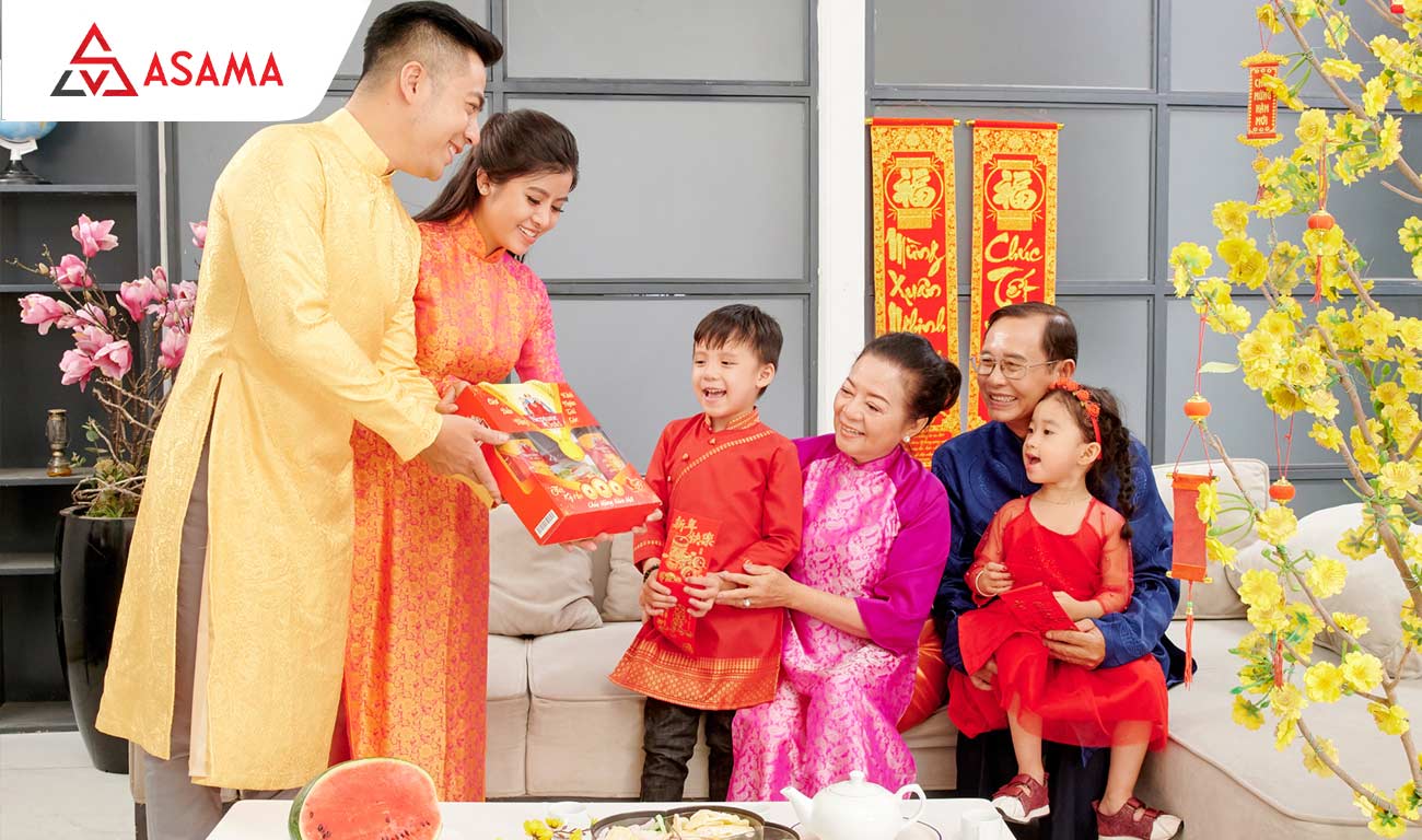 Lì xì năm mới gia đình nhiều thế hệ