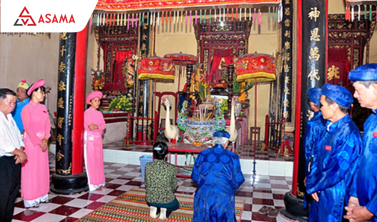 Tết là dịp để con cháu mời ông bà tổ tiên về sum họp