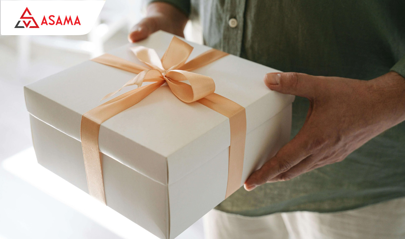 Cách gói quà và viết lời chúc tân gia ấn tượng