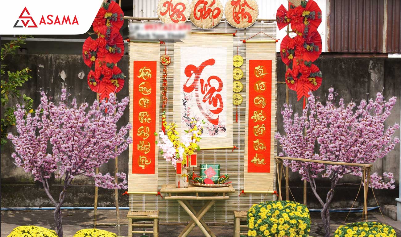 Viết thư pháp Tết trên mành tre