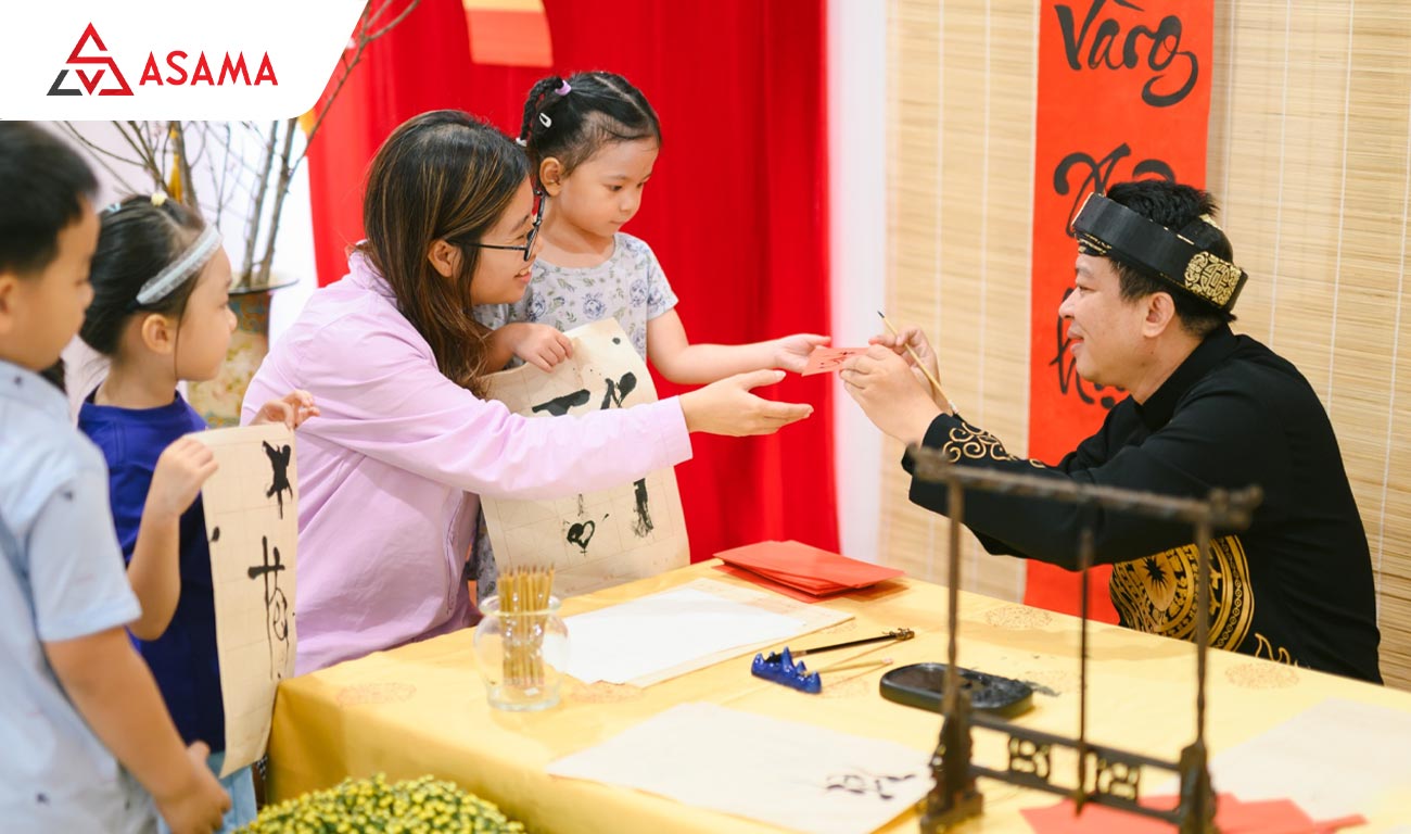 Thư pháp Tết là cách trực tiếp nhất để mang không khí trang trọng và tinh tế vào không gian sống